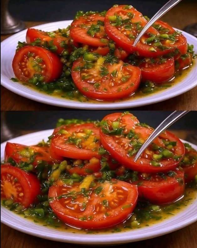 Prosili so me, naj ponovno objavim 😋😍Čarobno paradižnikovo solato; 🥗🍅nikoli je ne boste želeli pripraviti drugače … Oglejte si recept 👇🏻(vem, da vsi nestrpno pričakujete, kaj sledi, zato če želite prebrati več, izberite »Vsi komentarji«). 𝒕𝒐𝒅𝒂 𝒍𝒂 𝑯𝑰𝑺𝑻𝑶𝑹𝑰𝑨𝑪.”
